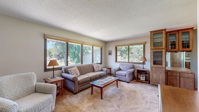 10 Hillcrest Court SW, Pine Island, MN 55963