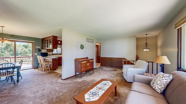 10 Hillcrest Court SW, Pine Island, MN 55963