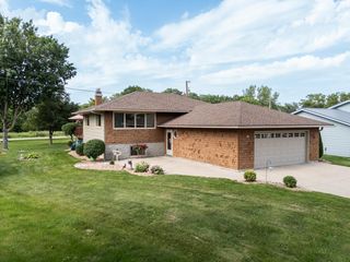 10 Hillcrest Court SW, Pine Island, MN 55963