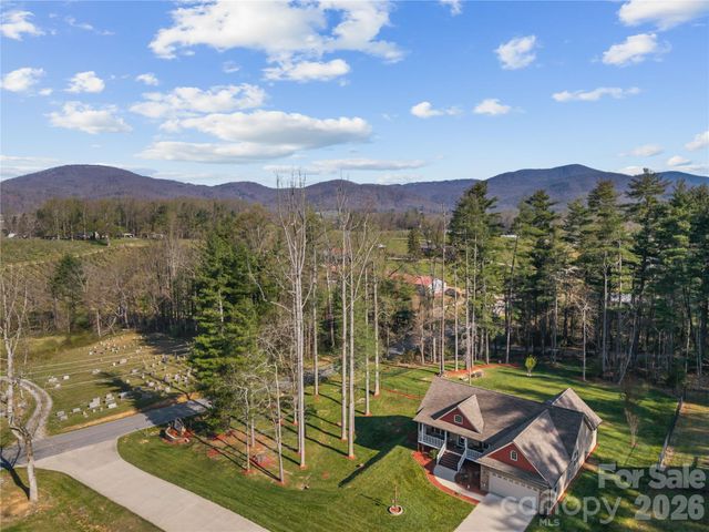 27 Pounding Mill Road, Hendersonville, NC 28792