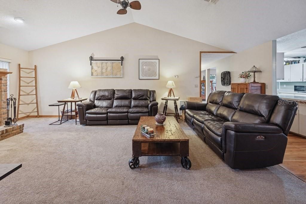 Image 18 of property listing at 725 SE 56TH AVENUE, Ocala, FL 34480