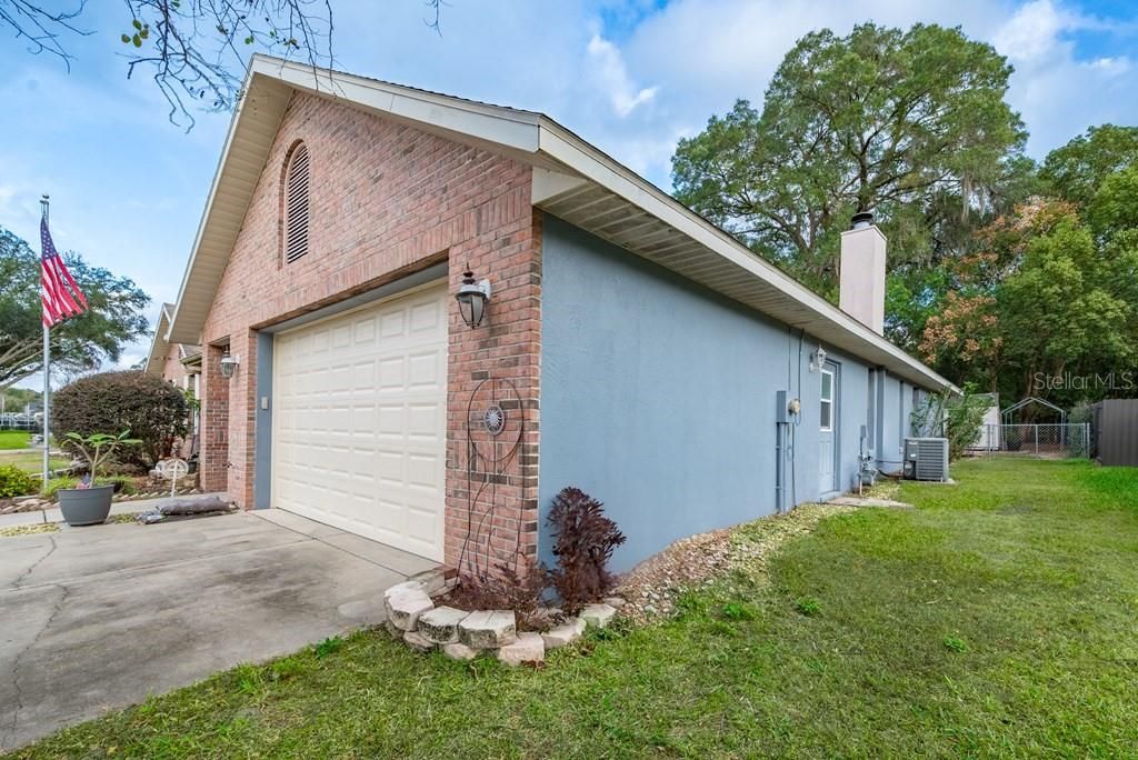 Image 6 of property listing at 725 SE 56TH AVENUE, Ocala, FL 34480