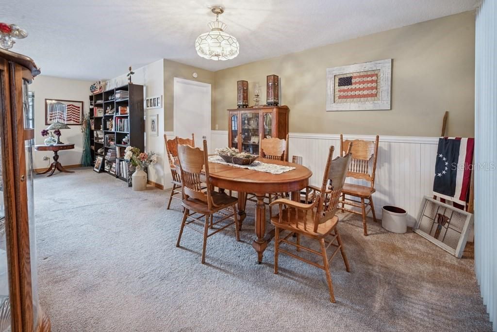 Image 10 of property listing at 725 SE 56TH AVENUE, Ocala, FL 34480