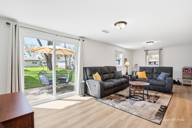 2207 Kirchoff Road, Rolling Meadows, IL 60008