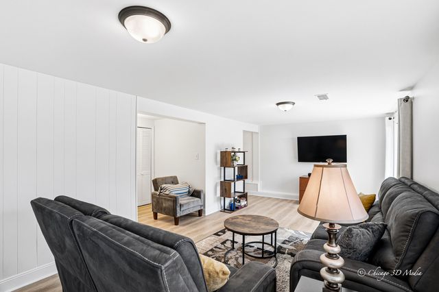 2207 Kirchoff Road, Rolling Meadows, IL 60008