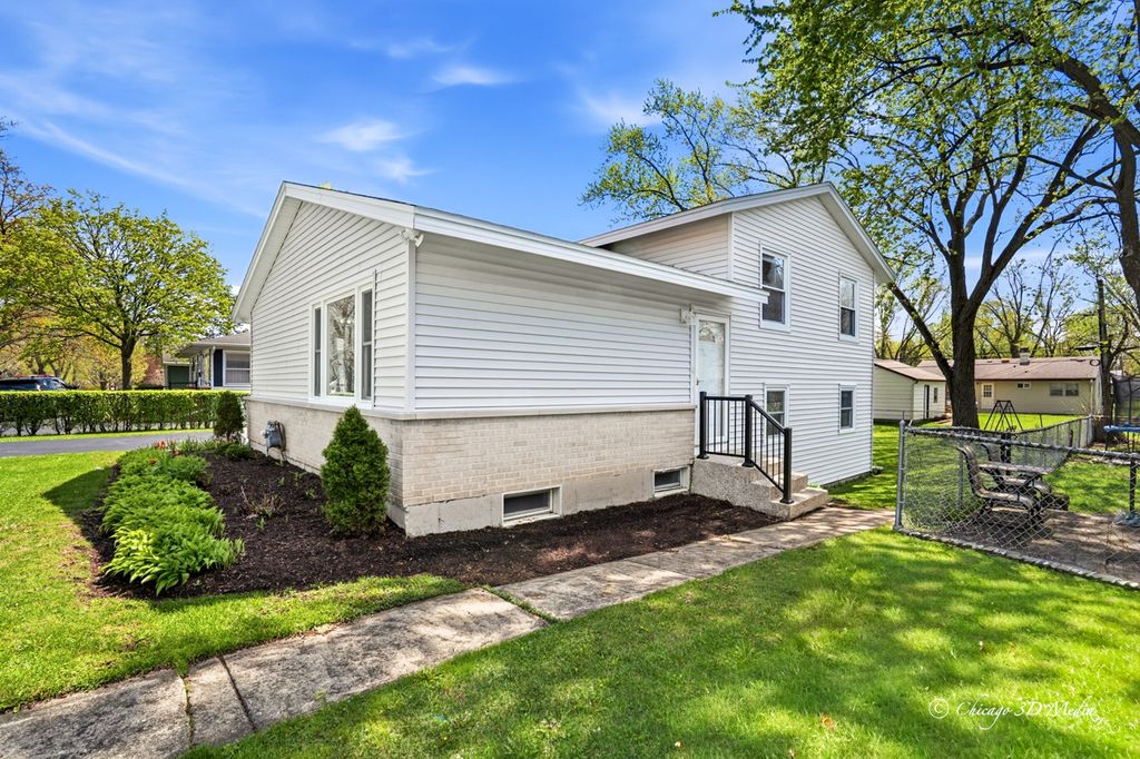 2207 Kirchoff Road, Rolling Meadows, IL 60008