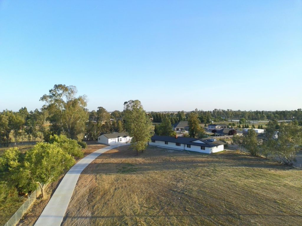 Image 8 of property listing at 36610 Kenneth Avenue, Madera, CA 93636