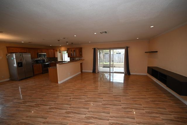 8208 NW 75TH Avenue, Tamarac, FL 33321