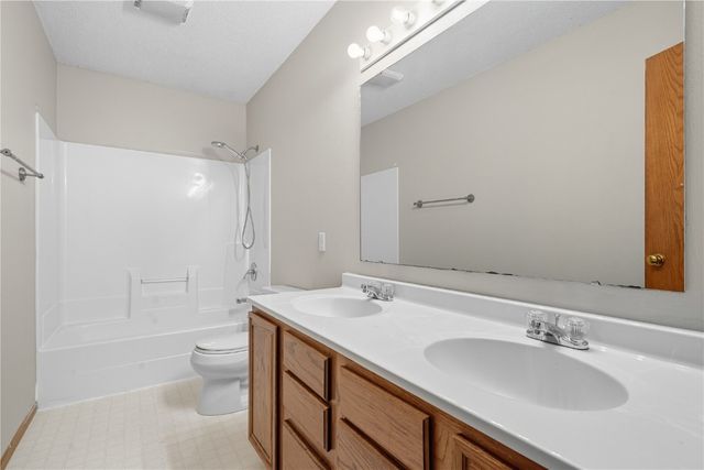 7128 Summerland Ridge Road NE, Cedar Rapids, IA 52402