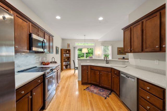 31 Stonebridge Dr 31, Hanson, MA 02341