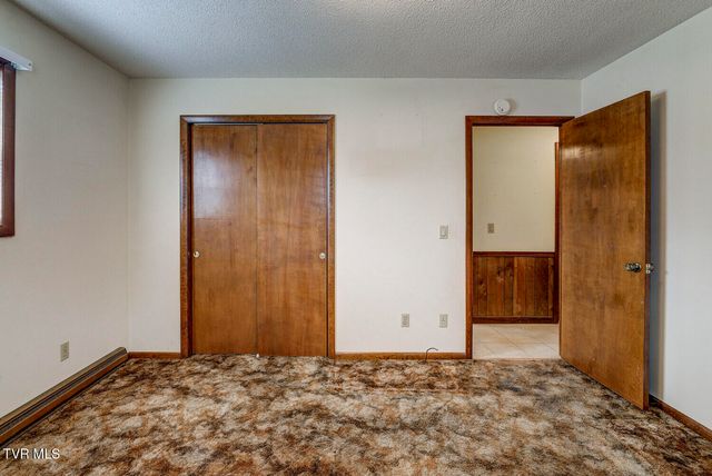 1215 Old Boones Creek Road, Jonesborough, TN 37659