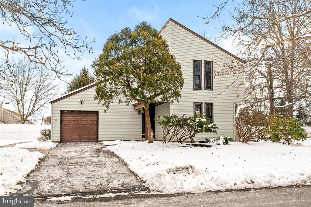 13 PENNINGTON RD, East Windsor, NJ 08520