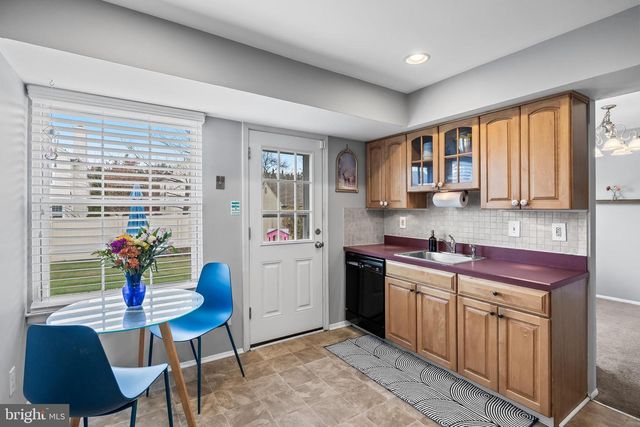 6 KEATLEY DR, Marlton, NJ 08053