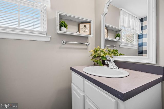 6 KEATLEY DR, Marlton, NJ 08053