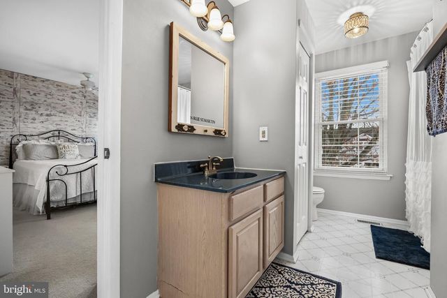 6 KEATLEY DR, Marlton, NJ 08053