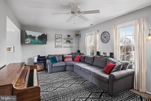 6 KEATLEY DR, Marlton, NJ 08053