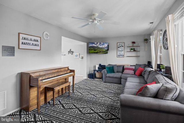 6 KEATLEY DR, Marlton, NJ 08053