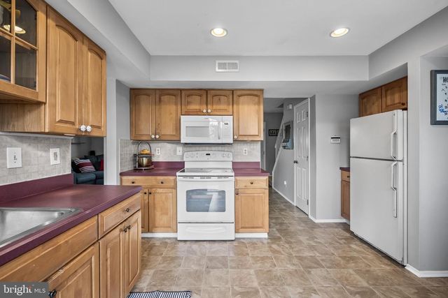 6 KEATLEY DR, Marlton, NJ 08053