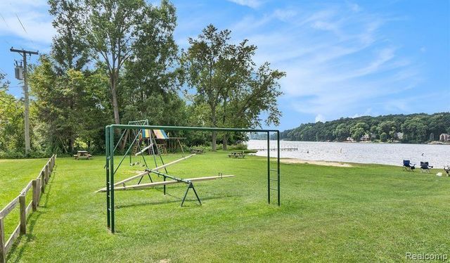 8670 N Eston Road, Clarkston, MI 48348