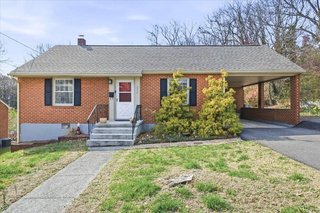 2219 Langdon RD, Roanoke, VA 24015