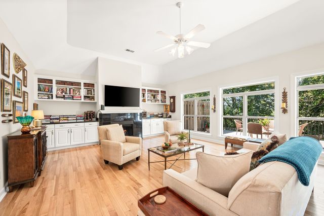 521 Summit Oaks Ct, Nashville, TN 37221