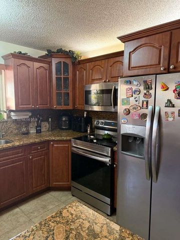 7477 NW 167th St, Hialeah, FL 33015