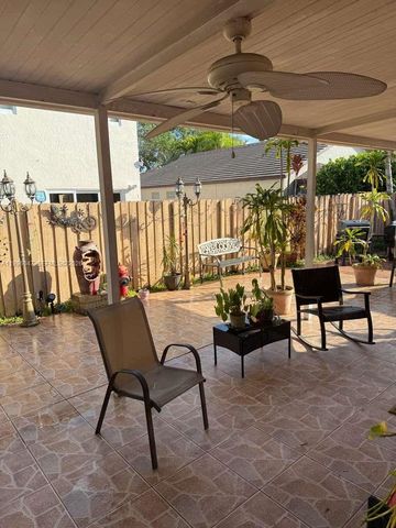 7477 NW 167th St, Hialeah, FL 33015