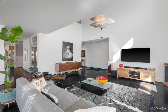 7489 Washington Avenue, University City, MO 63130