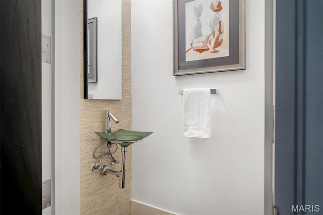 7489 Washington Avenue, University City, MO 63130