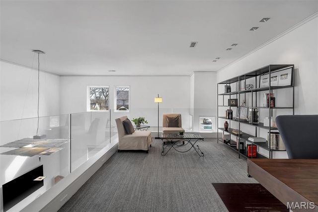 7489 Washington Avenue, University City, MO 63130