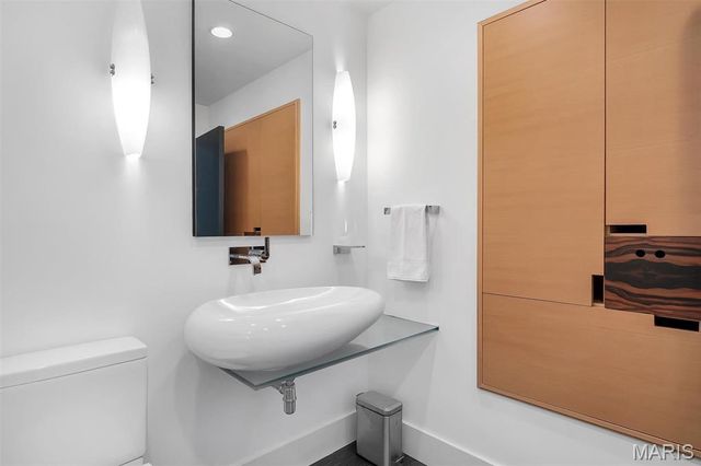 7489 Washington Avenue, University City, MO 63130