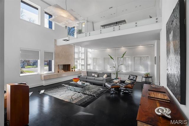 7489 Washington Avenue, University City, MO 63130