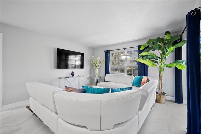 5500 Tamberlane Circle Apt 105, Palm Beach Gardens, FL 33418