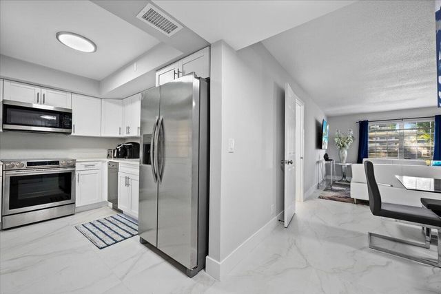 5500 Tamberlane Circle Apt 105, Palm Beach Gardens, FL 33418