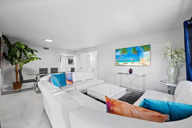 5500 Tamberlane Circle Apt 105, Palm Beach Gardens, FL 33418