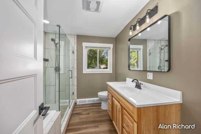 8446 Vinton Avenue NW, Sparta, MI 49345