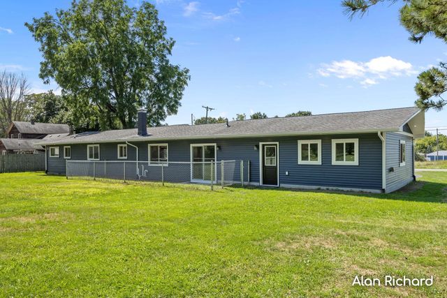 8446 Vinton Avenue NW, Sparta, MI 49345
