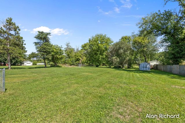 8446 Vinton Avenue NW, Sparta, MI 49345