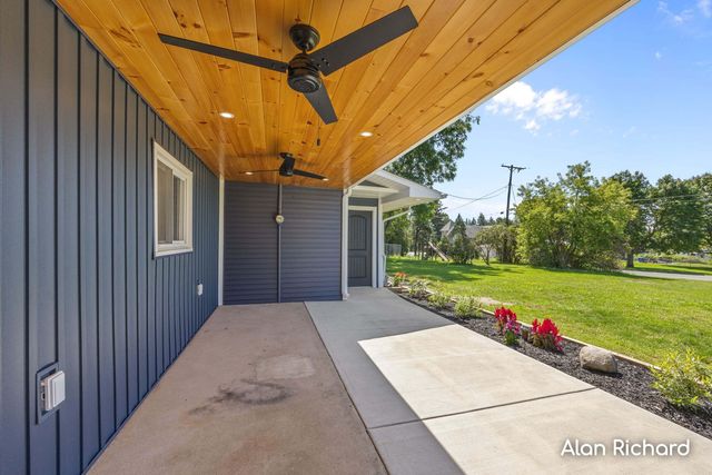 8446 Vinton Avenue NW, Sparta, MI 49345