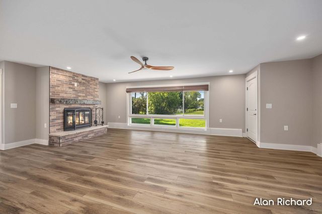 8446 Vinton Avenue NW, Sparta, MI 49345