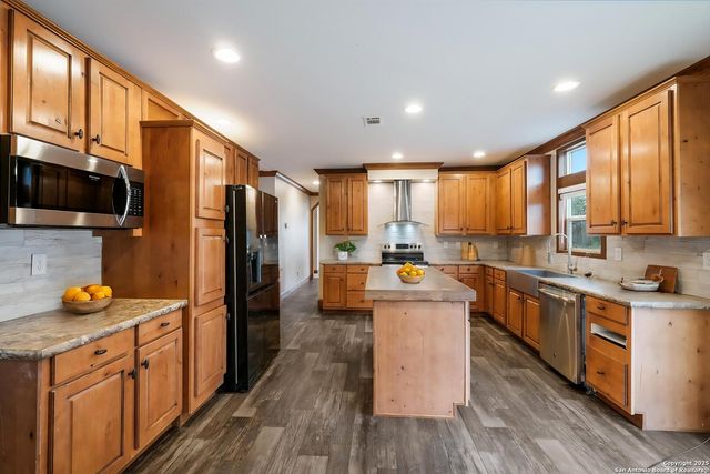 384 Adcock, Poteet, TX 78065