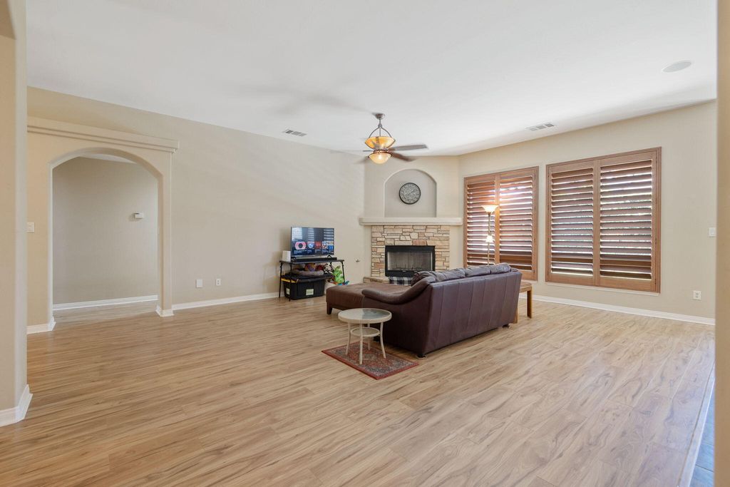 Image 12 of property listing at 11305 Andretti Avenue, Bakersfield, CA 93312