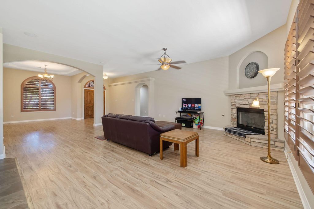 Image 13 of property listing at 11305 Andretti Avenue, Bakersfield, CA 93312