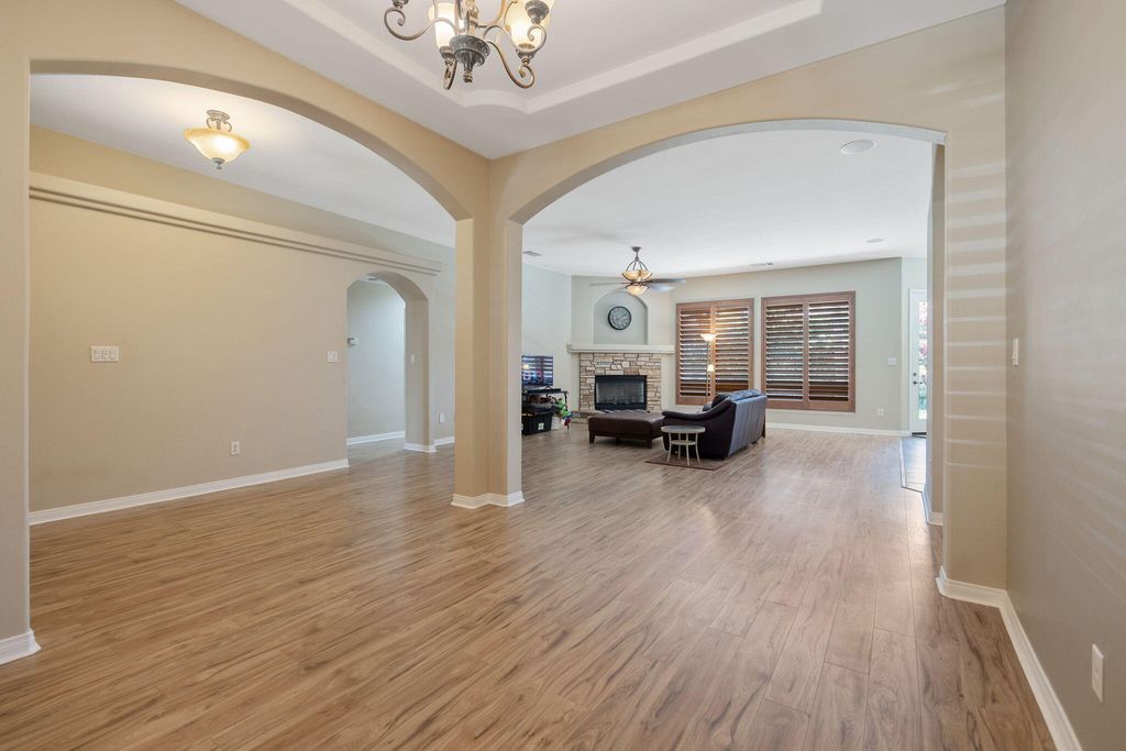 Image 14 of property listing at 11305 Andretti Avenue, Bakersfield, CA 93312