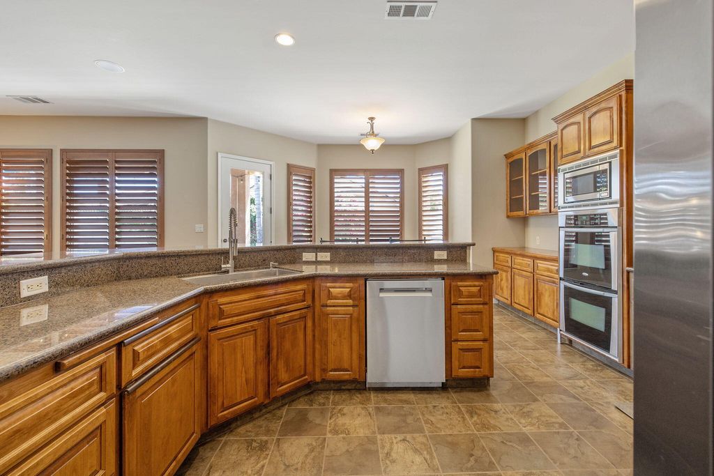 Image 16 of property listing at 11305 Andretti Avenue, Bakersfield, CA 93312