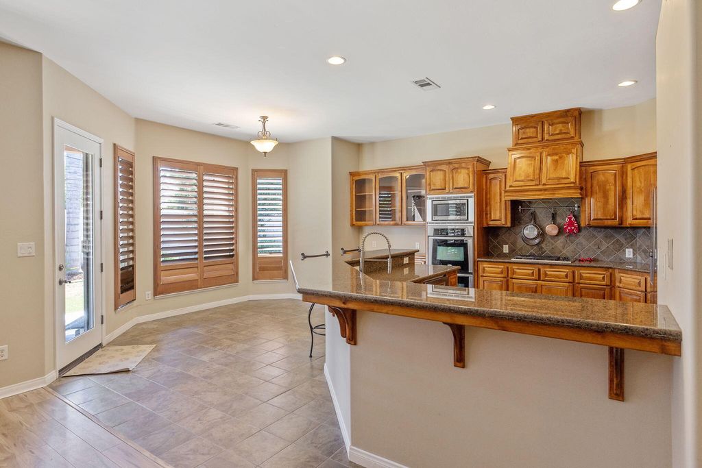 Image 19 of property listing at 11305 Andretti Avenue, Bakersfield, CA 93312