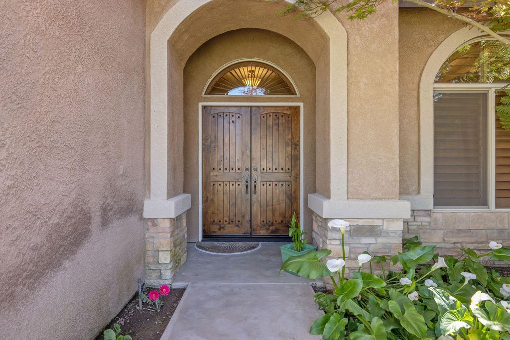 Image 2 of property listing at 11305 Andretti Avenue, Bakersfield, CA 93312