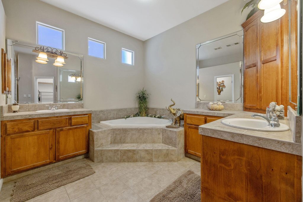 Image 22 of property listing at 11305 Andretti Avenue, Bakersfield, CA 93312