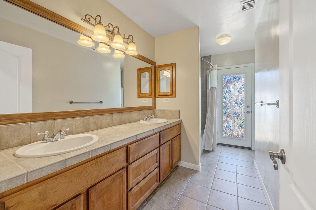 Image 23 of property listing at 11305 Andretti Avenue, Bakersfield, CA 93312