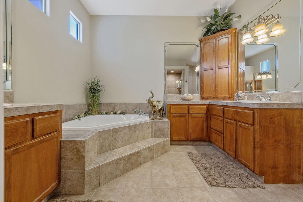 Image 25 of property listing at 11305 Andretti Avenue, Bakersfield, CA 93312